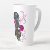 死んだスカルピンクのバラのトリプルブラックデイ カフェラテマグ (右アングル)