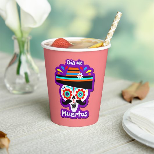 死んだピンクの女性の日 – 家族の子供のために 紙コップ (インサイチュ)