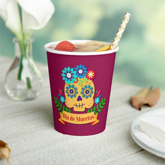 死んだピンクの女性の日 – 家族の子供のために 紙コップ (インサイチュ)