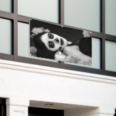 死んだ女性の旗の日 横断幕 (ビルの外側)