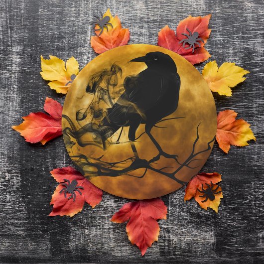 死んだ木のハロウィーンに不気味な黒いレイベン ペーパープレート