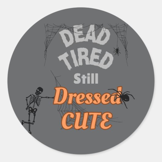 死んだ疲れ、そのように服を着た可愛い – ハロウィーンステッカー ラウンドシール (正面)