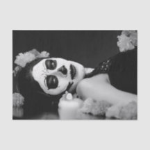 死んだ衣装ティッシュペーパーの日の女性