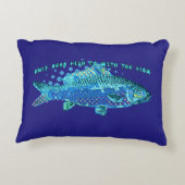 死んだ魚だけ流れと行きます アクセントクッション (裏面)