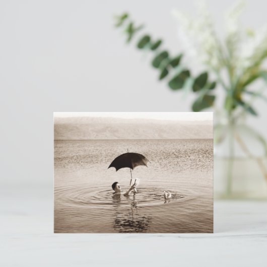 死読海の中で人間は傘を差している ポストカード (スタンド正面)