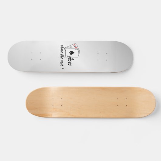 残りの銀の丸い枕の上のエース スケートボード (横)