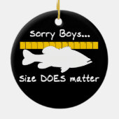 残念な男の子。 サイズはおもしろいな低音の魚釣り-重要です セラミックオーナメント (裏面)