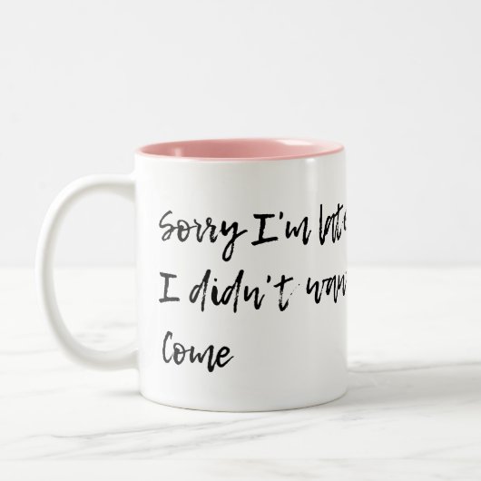 残念私は遅れます-私は来たいと思いませんでした ツートーンマグカップ (左)