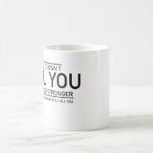 殺さない何が、より強く作ります コーヒーマグカップ (中央)