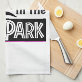 母おもしろいである恐竜が公園を散歩する キッチンタオル (四つ折り)