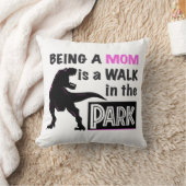 母おもしろいである恐竜が公園を散歩する クッション (ブランケット)