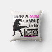 母おもしろいである恐竜が公園を散歩する クッション (裏面)