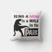 母おもしろいである恐竜が公園を散歩する クッション (正面)