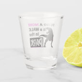 母おもしろいである恐竜が公園を散歩する ショットグラス (裏面)