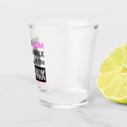 母おもしろいである恐竜が公園を散歩する ショットグラス (右)