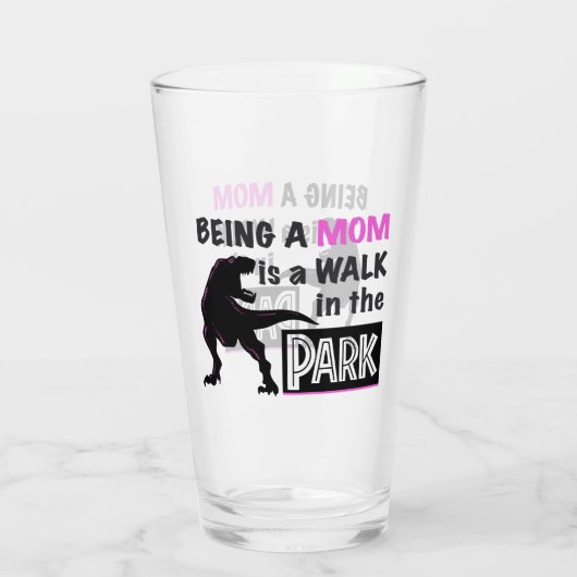 母おもしろいである恐竜が公園を散歩する タンブラーグラス (裏面)