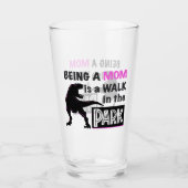 母おもしろいである恐竜が公園を散歩する タンブラーグラス (正面)