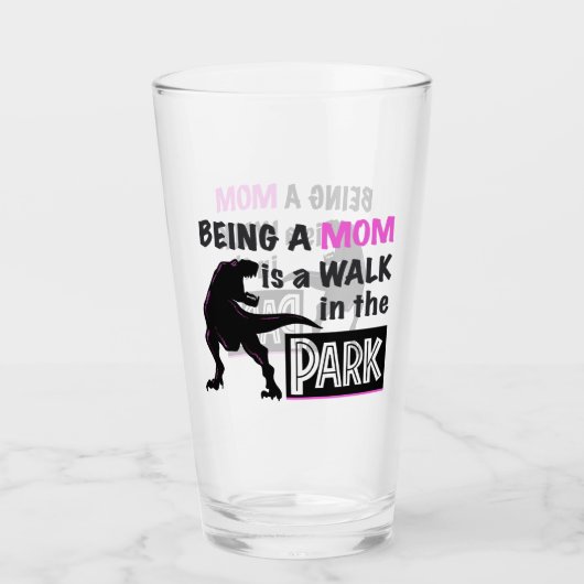 母おもしろいである恐竜が公園を散歩する タンブラーグラス (正面)