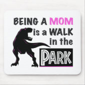 母おもしろいである恐竜が公園を散歩する マウスパッド (正面)