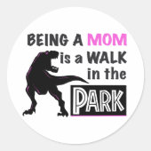 母おもしろいである恐竜が公園を散歩する ラウンドシール (正面)