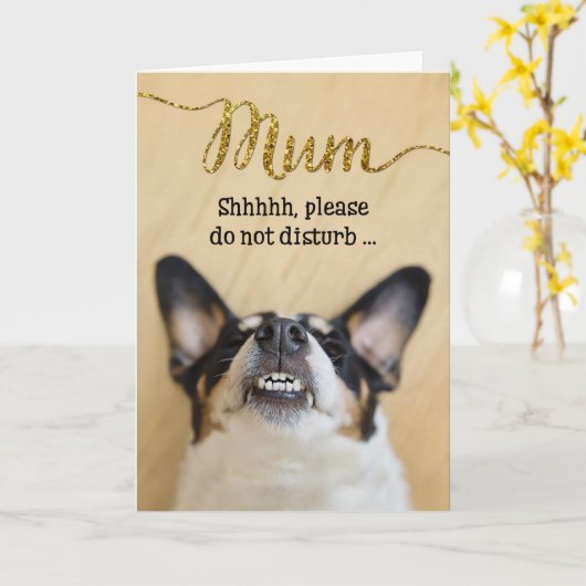 母おもしろい日カード – Mum - Grin付きおっちょこちょいの犬 カード (黄色い花)