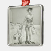 母および息子の歩く メタルオーナメント (左)