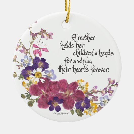 母が子どものハートを抱く セラミックオーナメント (正面)