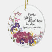 母が子どものハートを抱く セラミックオーナメント (左)