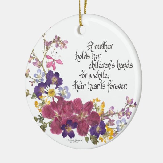 母が子どものハートを抱く セラミックオーナメント (左)
