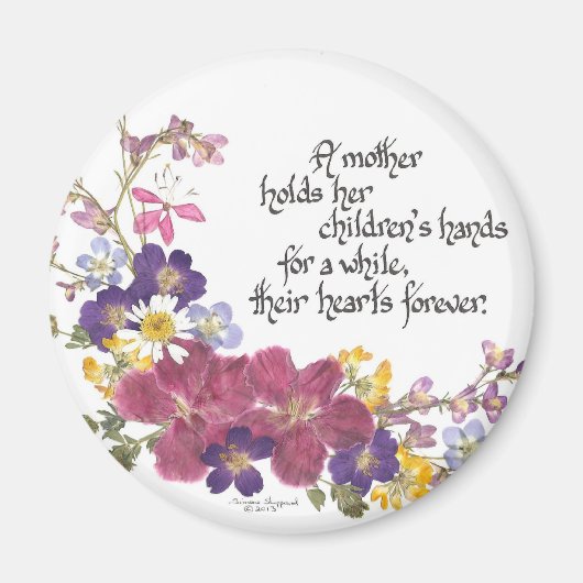 母が子どものハートを抱く マグネット (正面)