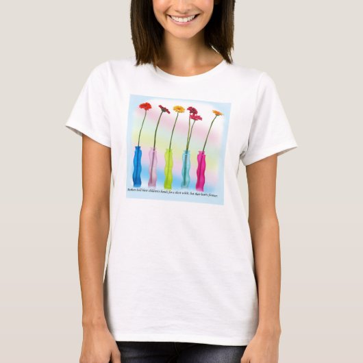 母が子どもの手を握る Tシャツ (正面)