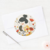 母が息子を抱き締める ラウンドシール (封筒)