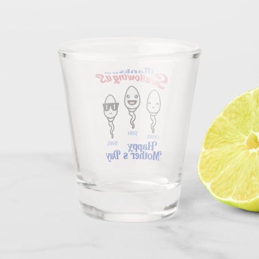 母が私たち感謝していの家族を飲み込まない日 ショットグラス (裏面)