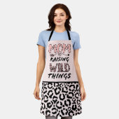 母が野生の物を育てる引用文おもしろいレオパード印刷 エプロン (着用した状態)