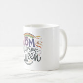 母さん、女王のすぐ上のタイトル コーヒーマグカップ (正面右)