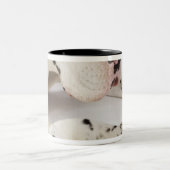 母で眠っている道化師のグレートデーンの子犬 ツートーンマグカップ (中央)