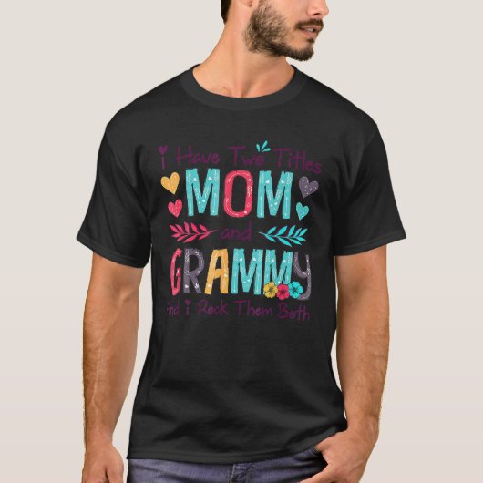 母とグラミーの女性のフローラ装飾の2つのタイトルを持つ Tシャツ (正面)