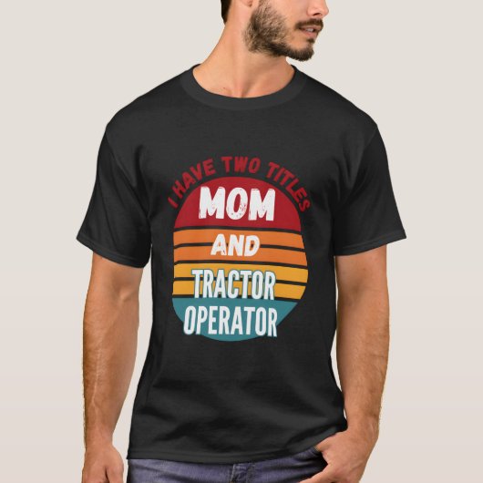 母とトラクターオペレーターの二つの顔を持つ私 Tシャツ (正面)