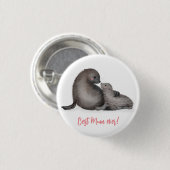 母とベビーの毛皮のシ最高のールムー・エバー・バッジ 缶バッジ (正面&裏面)