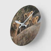 母とライオンの子のトリオ ラウンド壁時計 (傾斜)