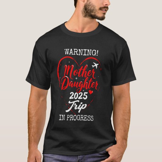 母と娘の週末 2025 警告 女の子の旅行中 Tシャツ (正面)