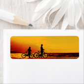 母と子のサイクリングのビーチ ラベル (インサイチュ)