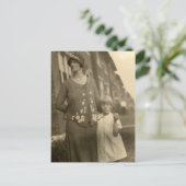 母と建物 ポストカード (スタンド正面)