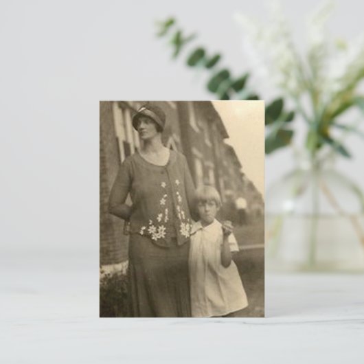 母と建物 ポストカード (スタンド正面)