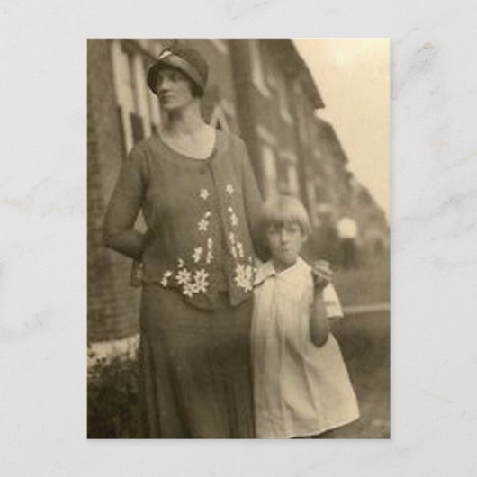 母と建物 ポストカード (正面)