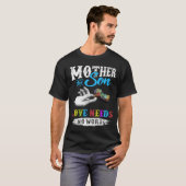 母と息子の愛は言葉を必要としない自閉症を待つ Tシャツ (正面フル)