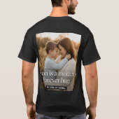 母と息子の永遠の抱擁 Tシャツ (裏面)