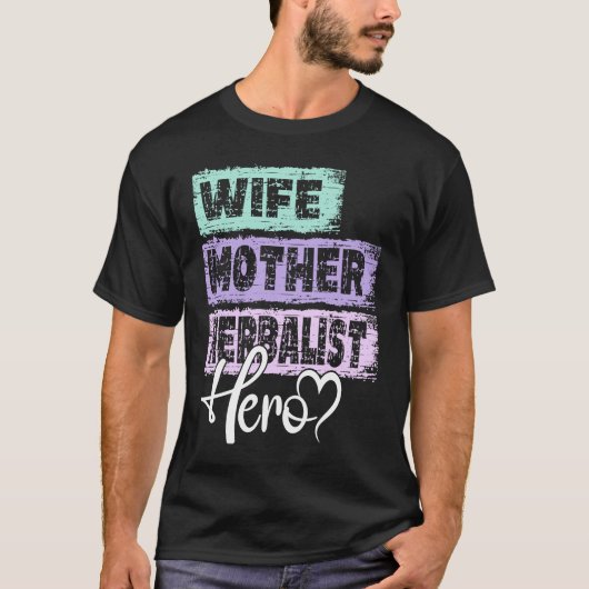 母なる主人公の母ハーバリスト Tシャツ (正面)
