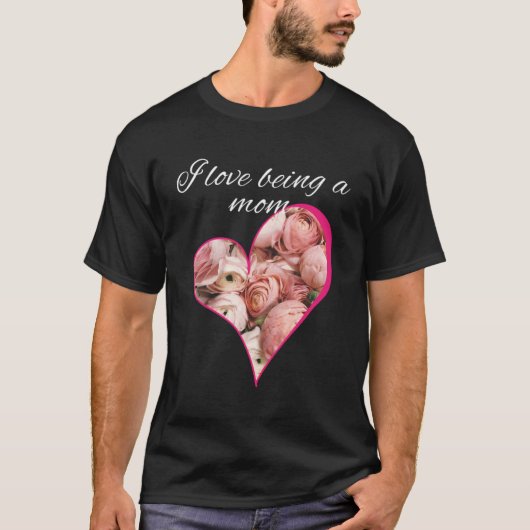 母になるのが大好きなハートのバラ Tシャツ (正面)