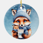 母のキツネとベビーでブルーハットとスカーフコーヒー セラミックオーナメント (裏面)